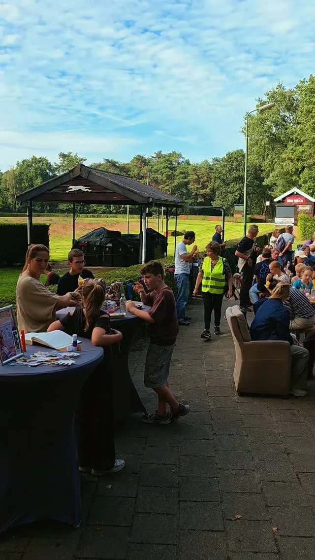 WAUW… gewoon WAUW! 🤎🐾

Wat een geweldige dag! ✨
Onze Doodle & Poodle families kwamen samen voor onze wandeling.

Zoveel bekende koppies, blije honden, gezelligheid en vooral héél veel liefde. 🥹🤎

Wij zijn ontzettend blij én trots dat we zoveel mooie momenten samen mogen delen.

Dit is precies waar het om draait. 🐾✨

Dankjewel aan iedereen die erbij was en deze dag zo bijzonder heeft gemaakt. 🤎

Wat ons betreft:
TOT VOLGEND JAAR! 🥰🐶✨